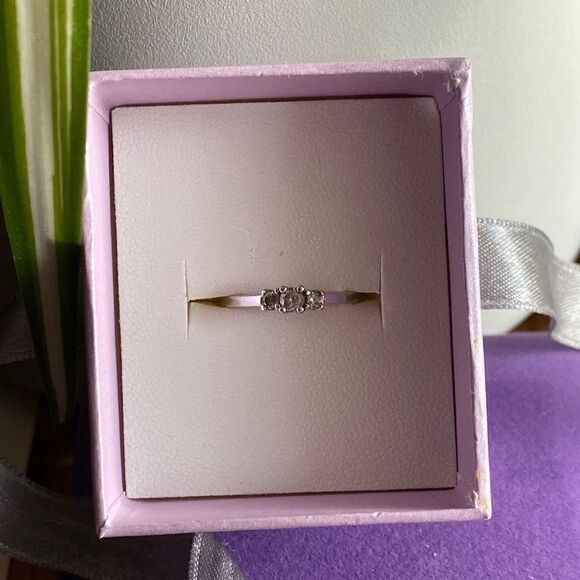 💛 14k Trilogy Diamond Ring - Picture 2 of 9